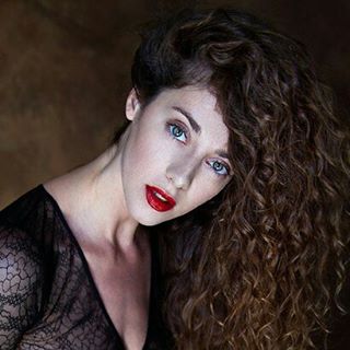 model Julya Bond